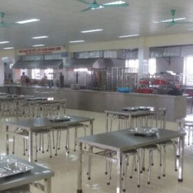 ban-an-cong-nghiep-inox-cong-nhan.jpg