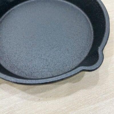 Đĩa gang nướng bít tết Nhật 12.5cm đúc nguyên khối kèm đế gỗ