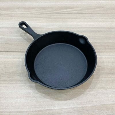 Đĩa gang nướng bít tết Nhật 14.5cm đúc nguyên khối kèm đế gỗ