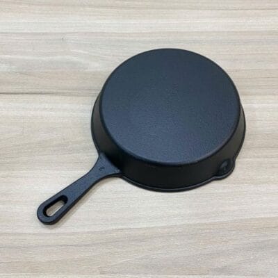 Đĩa gang nướng bít tết Nhật 20cm đúc nguyên khối kèm đế gỗ