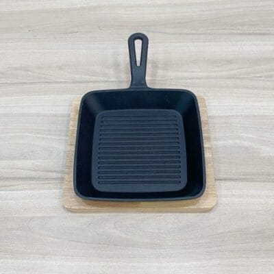 Khay gang nướng thịt vuông 24cm tay cầm kèm đế gỗ