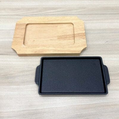 Khay gang nướng thịt 25cm 2 quai có đế gỗ