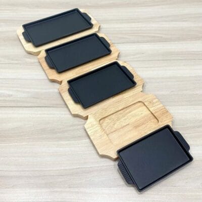 Khay gang nướng thịt 30cm 2 quai có đế gỗ